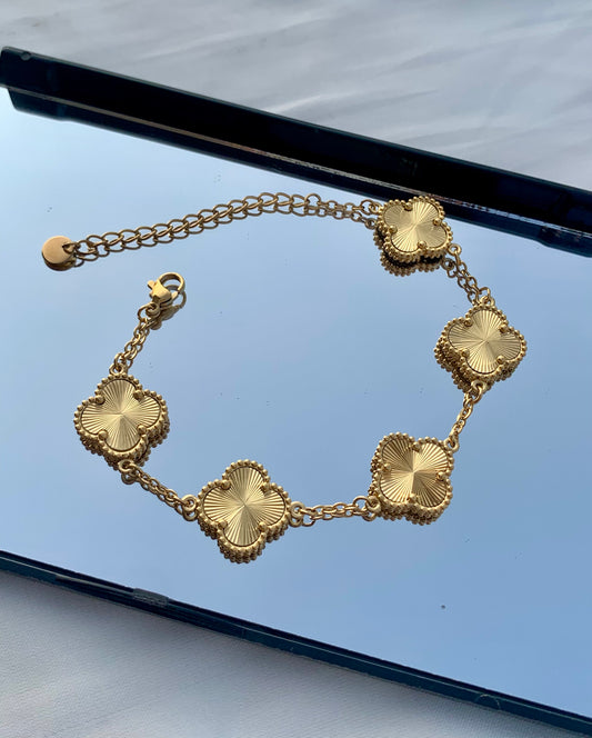 Luxurious golden clover bracelet (flat 50% off limited time)